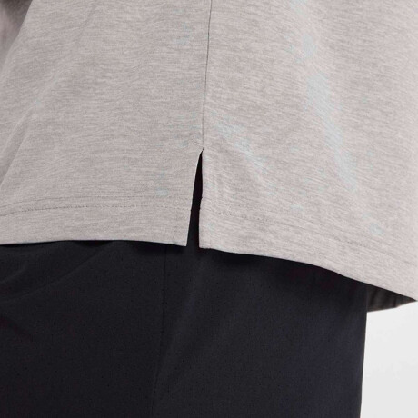 Remera Sport Essentials Utility de Hombre Gris