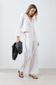 Pantalón de lino con vivo en contraste blanco