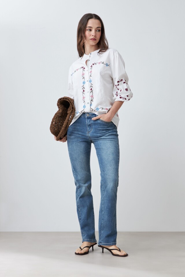 Camisa romántica con bordados florales blanco