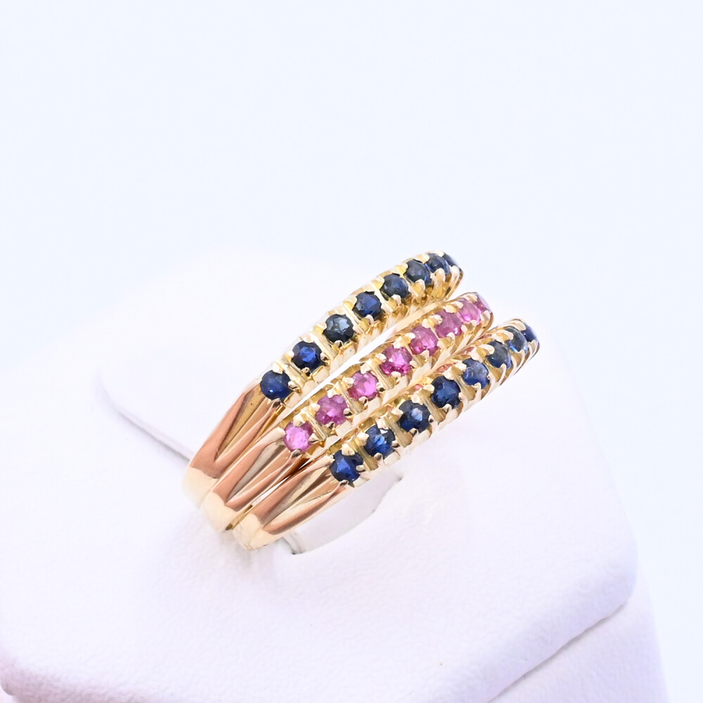 Anillo oro 18k triple con zafiros azules y rubíes. Anillo oro 18k triple con zafiros azules y rubíes.