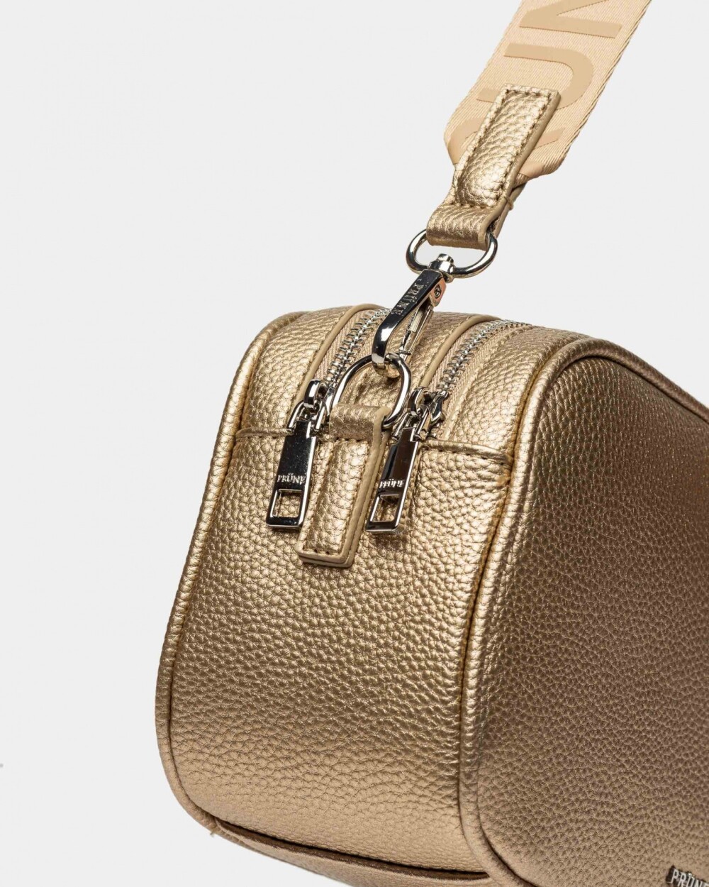 Bandolera Adisa En Efecto Cuero Platino