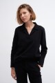 Remera de pique con cuello camisero negro
