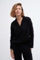 Remera de pique con cuello camisero negro
