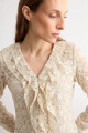 Blusa de encaje con volados beige