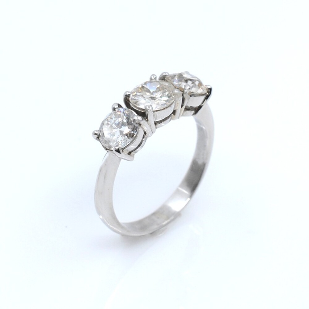 Anillo estilo antiguo en platino, con 3 brillantes, engarce 4 puntas. Anillo estilo antiguo en platino, con 3 brillantes, engarce 4 puntas.