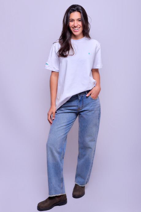 Remera Cerdeña Blanca con logo celeste