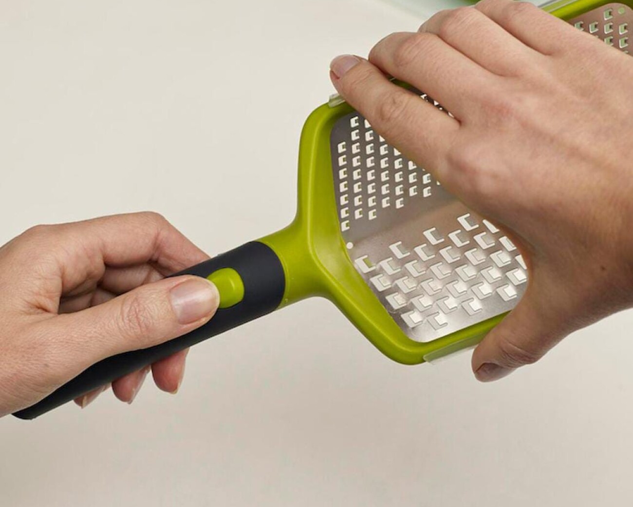 Rallador 2-en-1 con cuchillas fina y gruesa Rallador 2-en-1 con cuchillas fina y gruesa