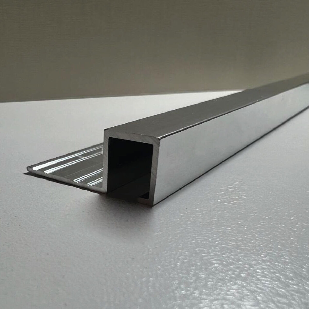 Guardacanto Quadra de Aluminio Cromado Brillante 10 mm 