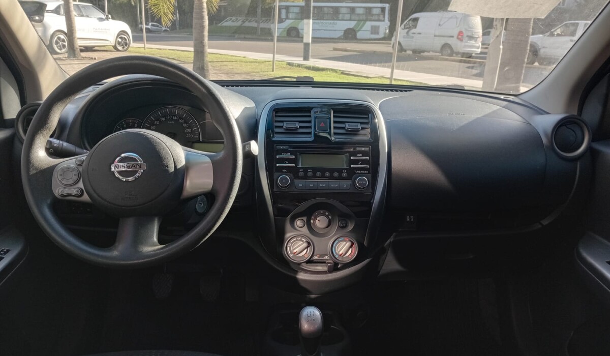 Nissan March Extra Full 1.6 - 2015 Nissan March Extra Full 1.6 - 2015