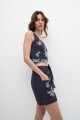 Top bordado floral azul marino