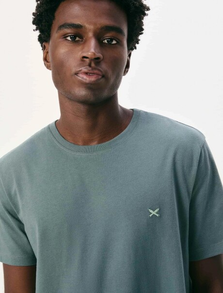 CAMISETA BÁSICA WORLD CON BORDADO VERDE