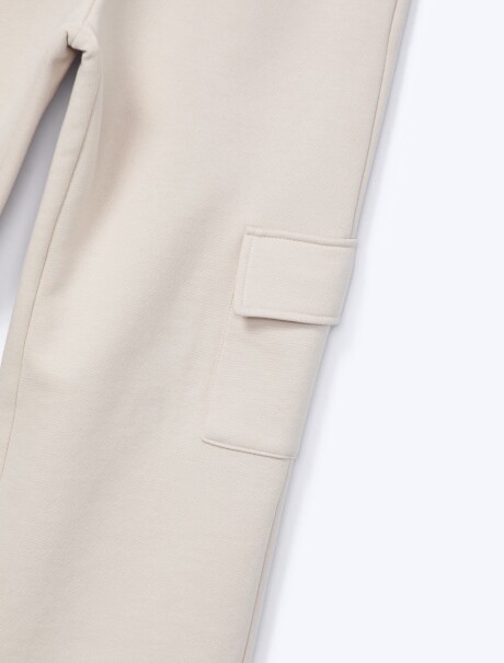 PANTALÓN INFANTIL CON BOLSILLOS BEIGE