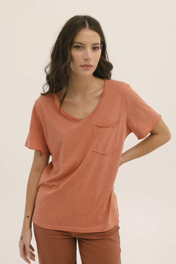 REMERA POCKET BRICK