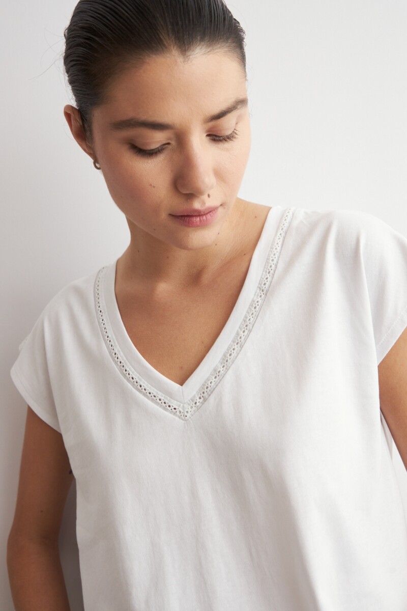 Remera escote V con vainillas blanco