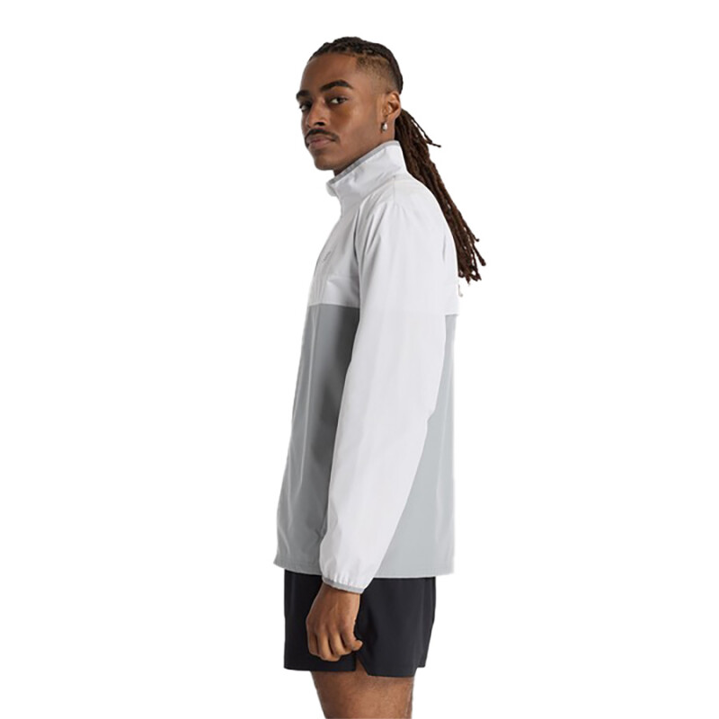 Campera New Balance Sport Essentials de Hombre - MJ41243GYM Gris Claro-blanco