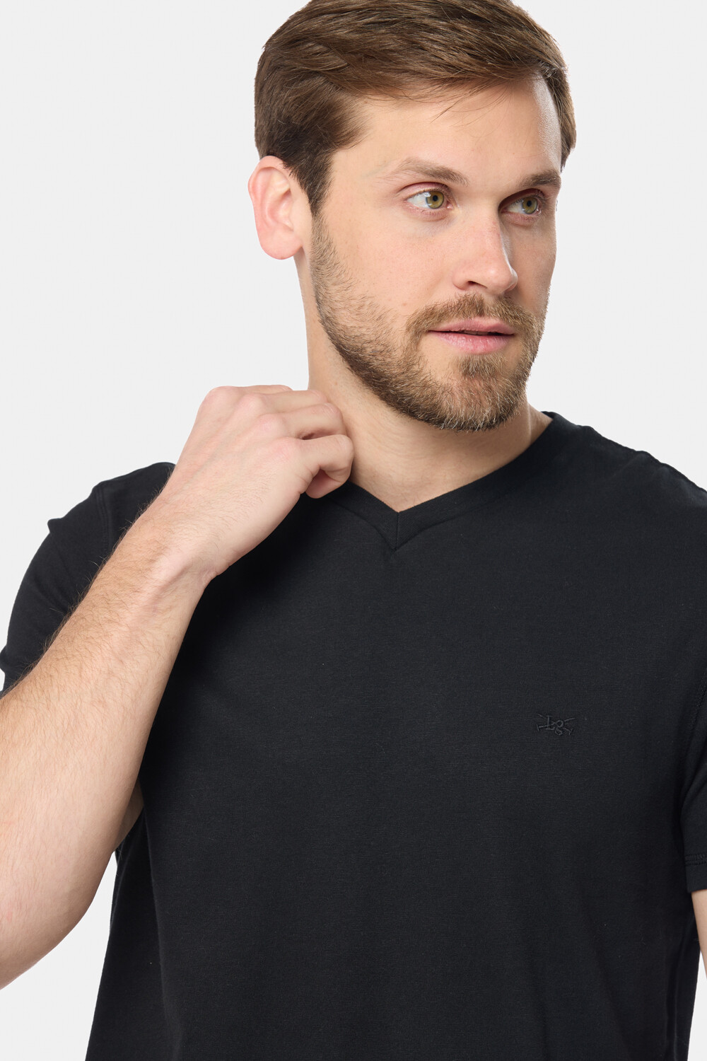 REMERA LISA ESCOTE V Negro