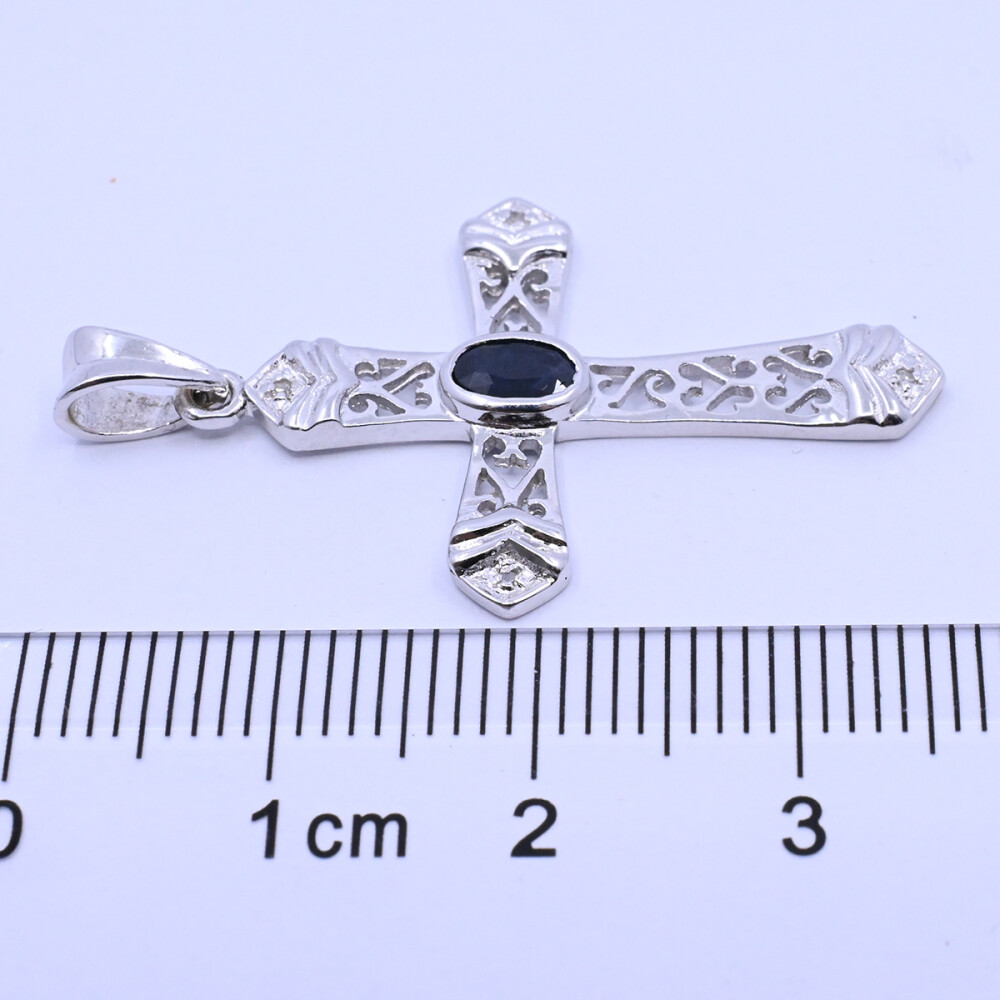 Cruz oro 18k blanco con zafiro oval azul y brillantes. Cruz oro 18k blanco con zafiro oval azul y brillantes.