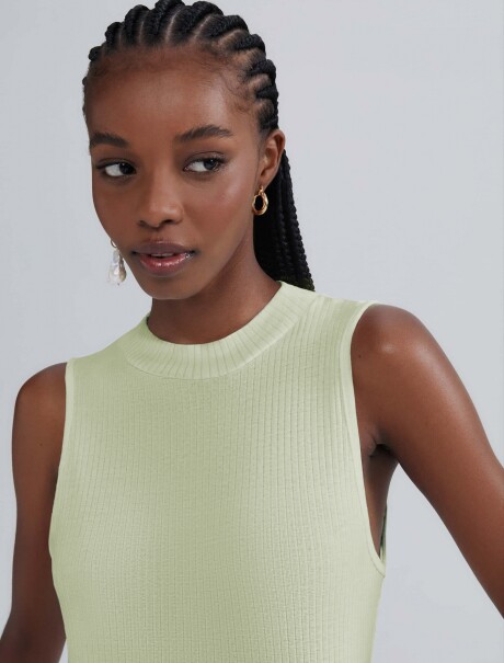 MUSCULOSA CON CUELLO ALTO VERDE