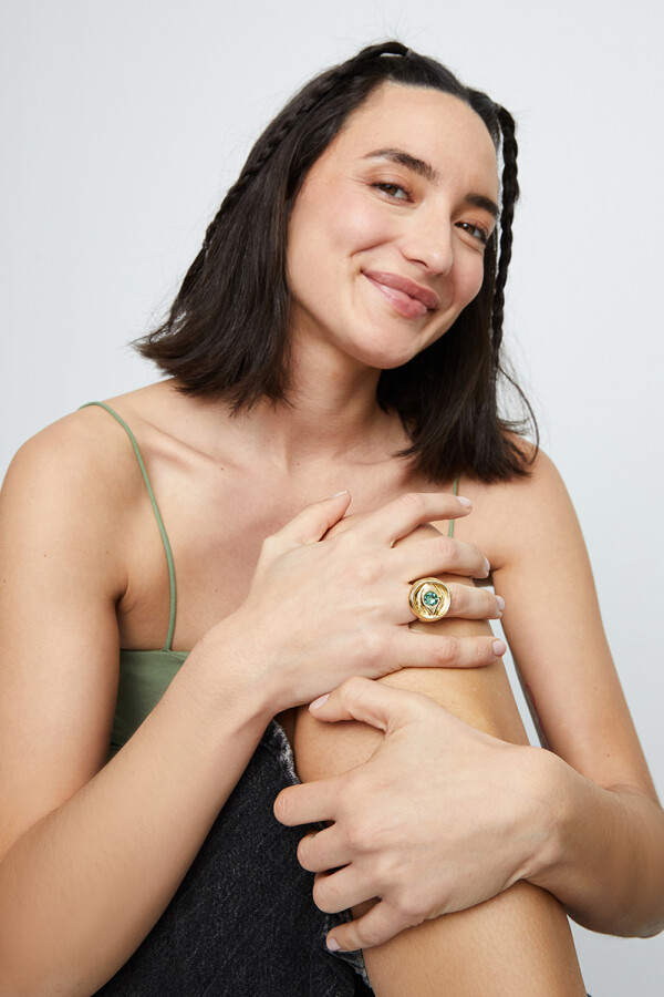 ANILLO TIPO SELLO EN ALEACIÓN DE METALES BAÑADO EN ORO 18K EN FORMA DE OJO CON CRISTAL FACETADO VERDE Anillo