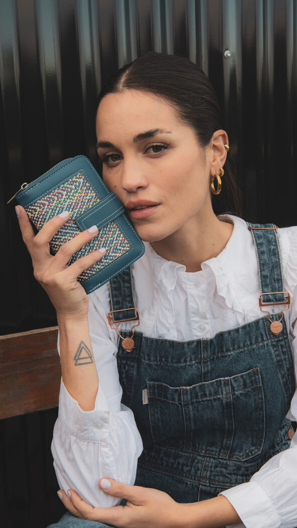 BILLETERA AGNES ZIGZAG MULTICOLOR AZUL