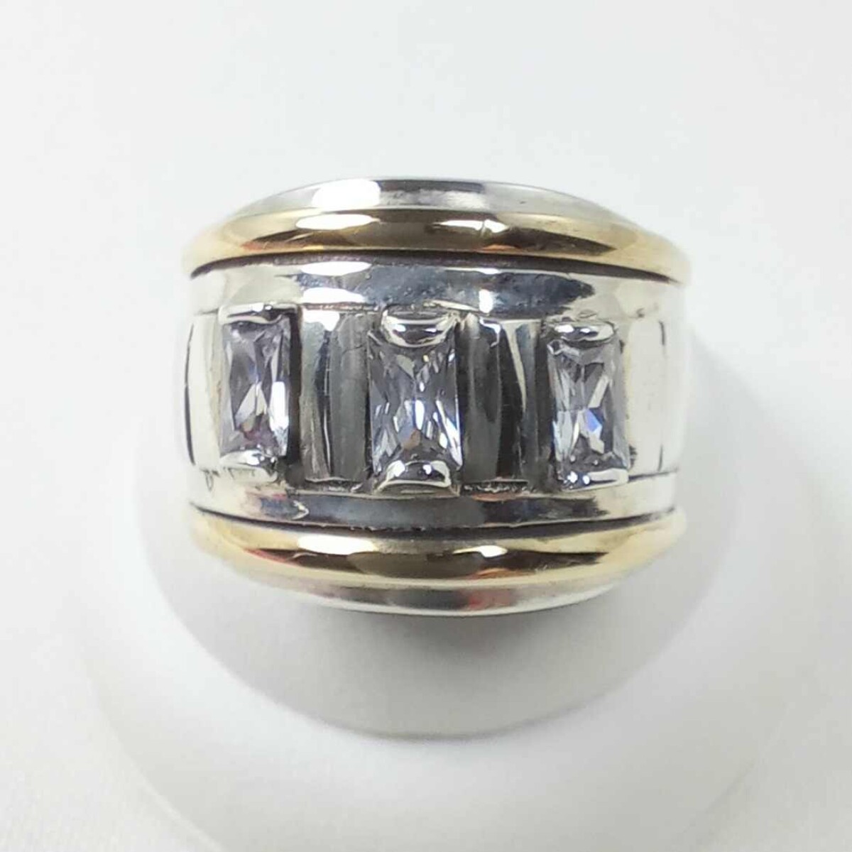 Anillo de plata 925 con 3 circonias baguette y filetes en double de oro 18 ktes. 