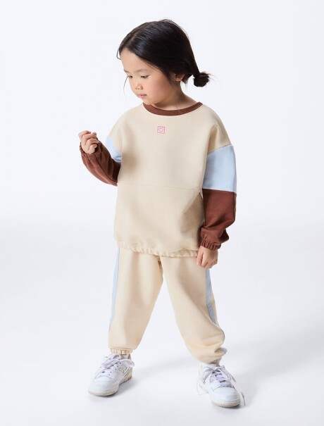 CONJUNTO INFANTIL CON ESTAMPA BEIGE
