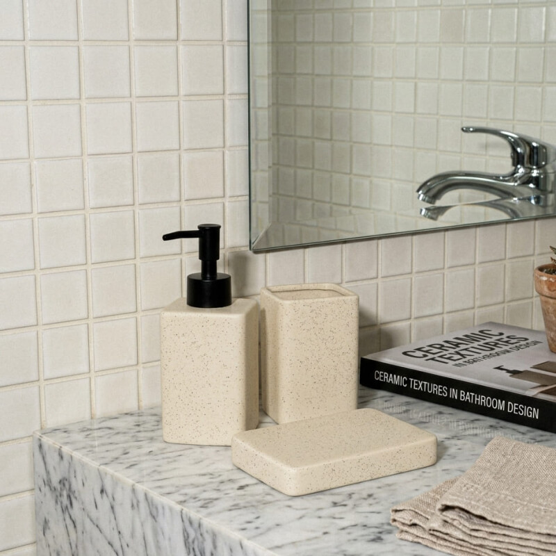 Set accesorios para baño cerámica textura beige Set accesorios para baño cerámica textura beige