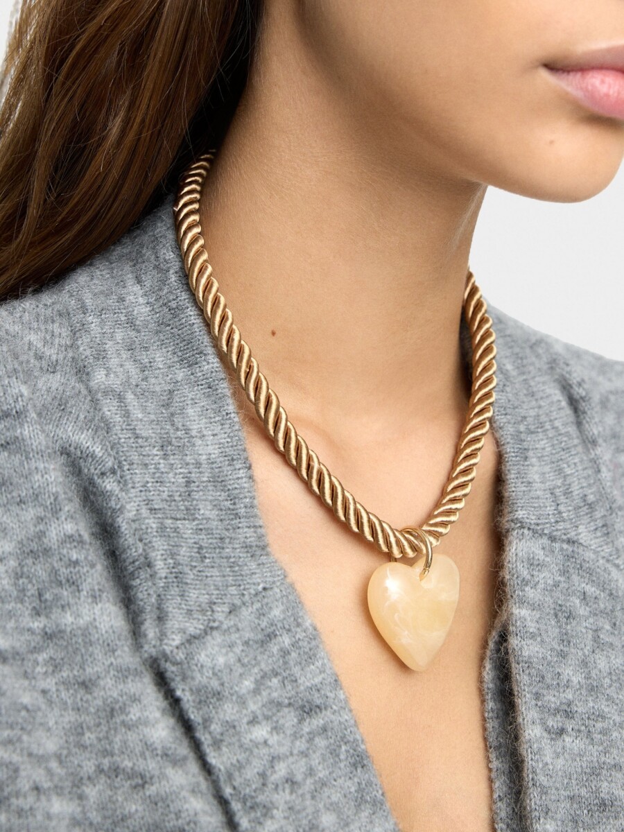 Collar Corto Con Corazón beige