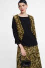 VEST DE LENTEJUELAS CON BOTON Oro