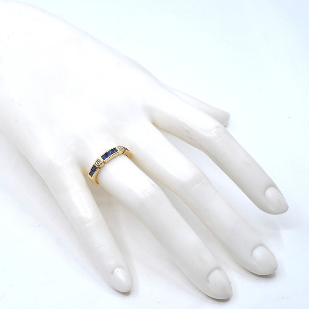 Anillo en oro 18k con zafiros azules carré y 2 brillantes Anillo en oro 18k con zafiros azules carré y 2 brillantes
