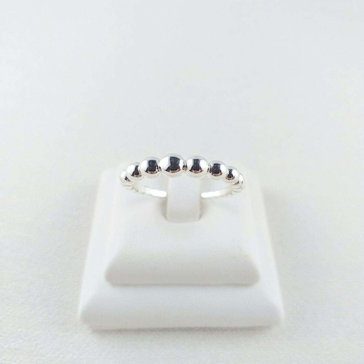 Anillo de plata 925, cuentas unidas, la mas ancha tiene de diámetro 4 mm. 