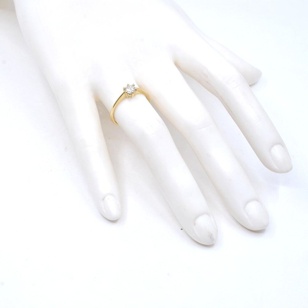 Anillo solitario en oro 18k y brillante Anillo solitario en oro 18k y brillante