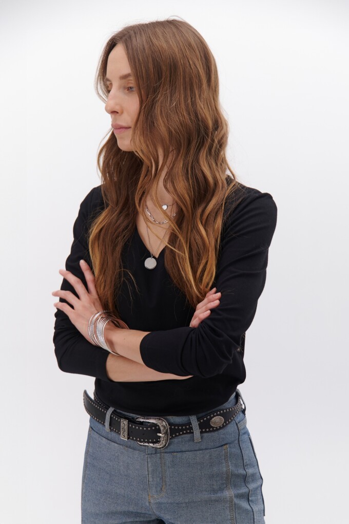 REMERA V DOBLE M/L NEGRO