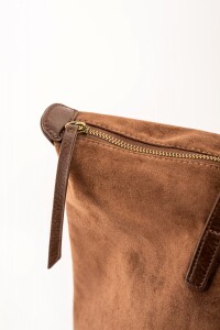 Travel Bag Gamuza Vegana Con Cierre Chocolate