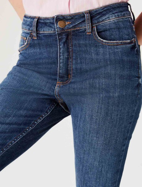 PANTALÓN DE JEAN MODELO PETIT FLARE AZUL