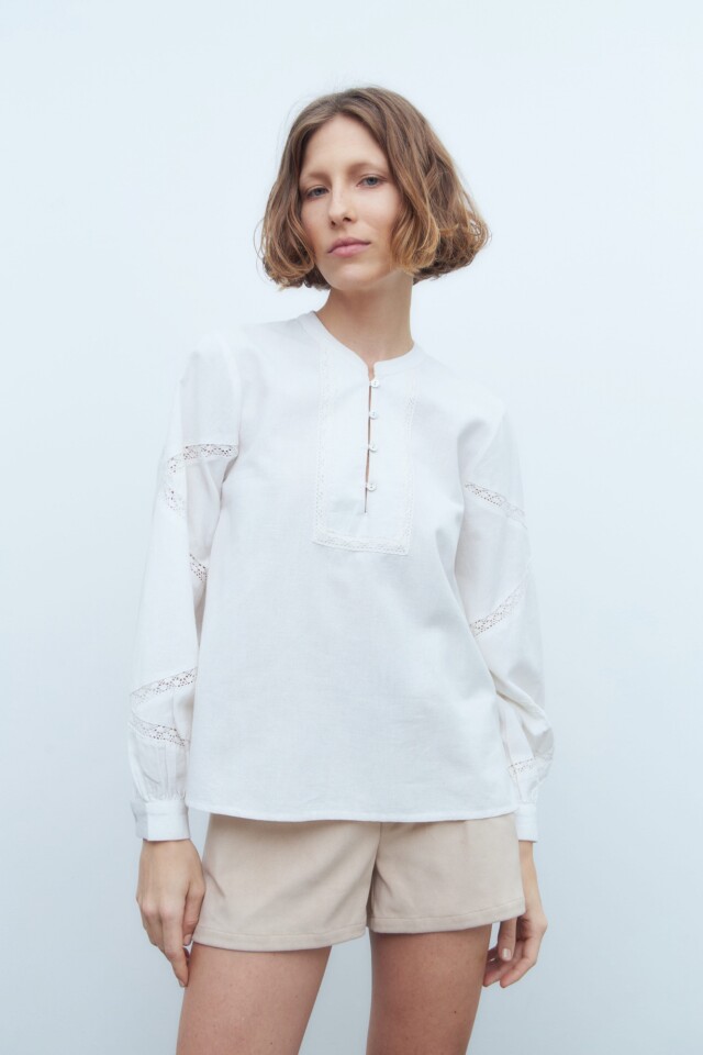 Blusa escote mao con botones blanco