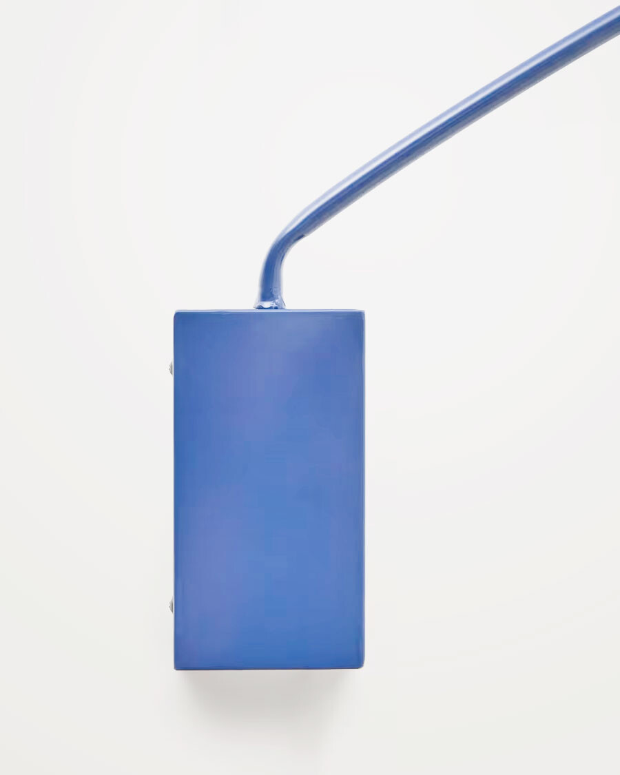 Aplique Kally de metal con acabado pintado azul