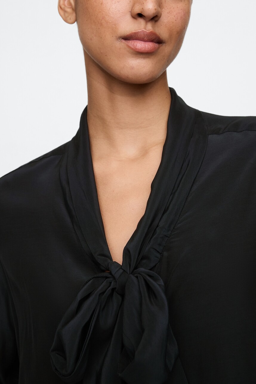 Blusa Con Moña Mujer True Black