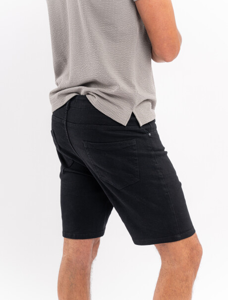 Bermuda color negro