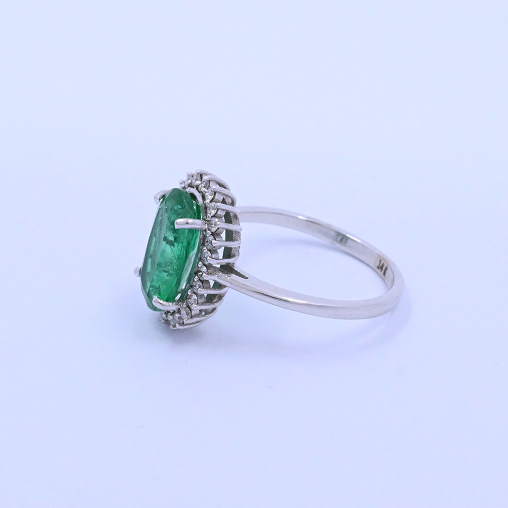 Anillo oro 14k esmeralda oval central y brillantes. Anillo oro 14k esmeralda oval central y brillantes.