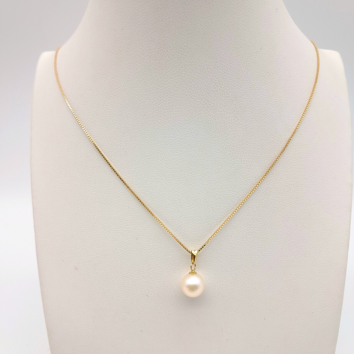 Conjunto de cadena y dije en oro 9 ktes con perla de cultivo. 