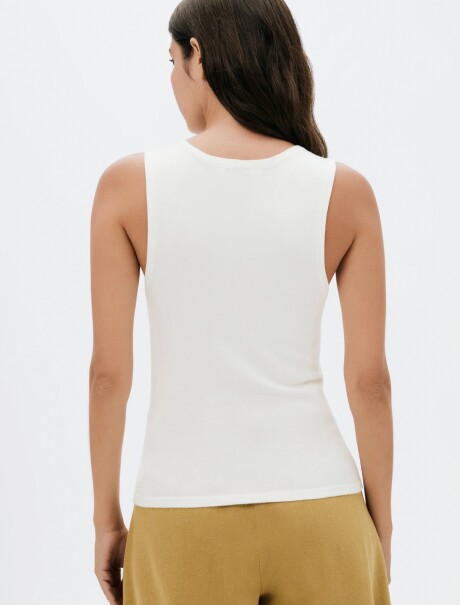 MUSCULOSA SLIM CUELLO EN U BLANCO