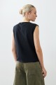 Top bordado escote en V negro