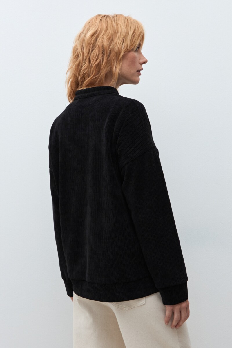 Sweater acanalado con cierre negro