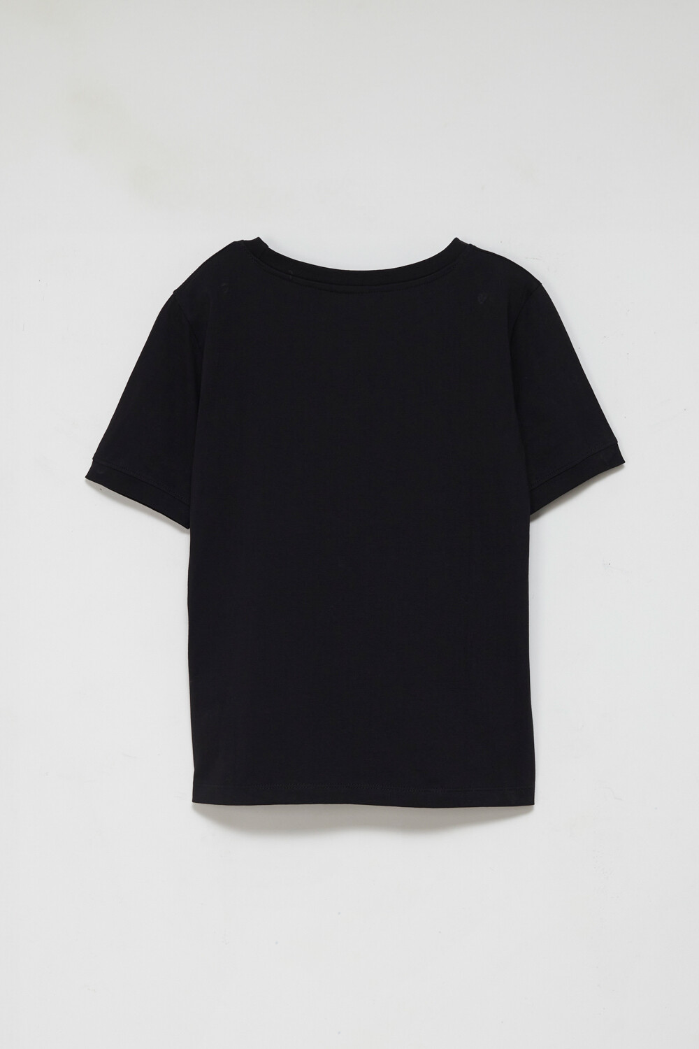 Camiseta negra con manga corta y cuello redondo en rib