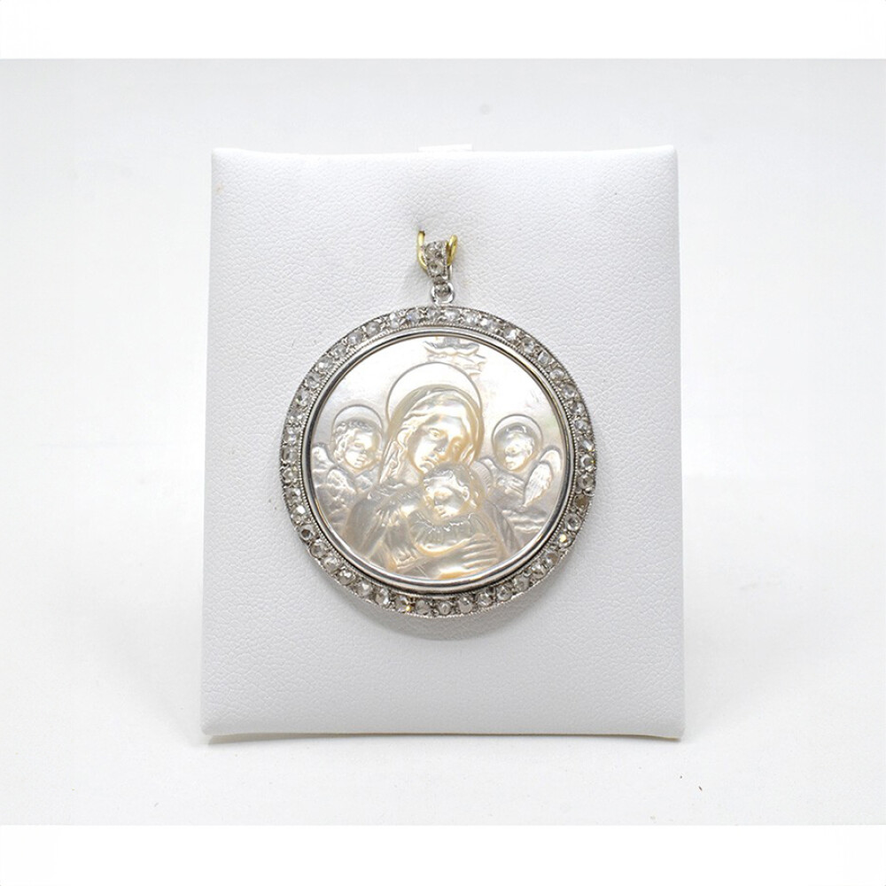 Medalla Estilo Antiguo En Platino Con Imagen Religiosa En Nácar Y Diamantes Medalla Estilo Antiguo En Platino Con Imagen Religiosa En Nácar Y Diamantes