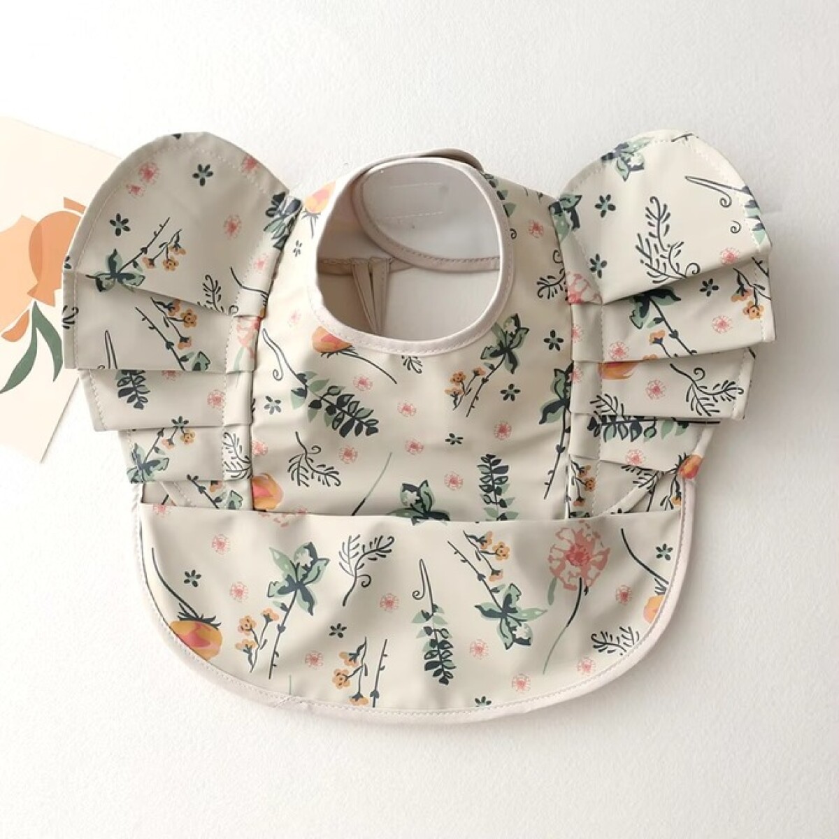 Babero con volados impermeable DELUXE - flores 