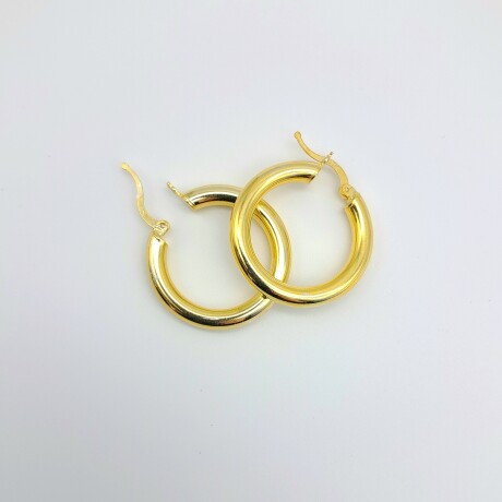 Par de aros de plata 925 con baño de oro amarillo. Par de aros de plata 925 con baño de oro amarillo.