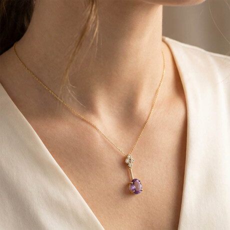 Colgante con cadena Alina en oro amarillo 18k con brillantes y amatista Colgante con cadena Alina en oro amarillo 18k con brillantes y amatista