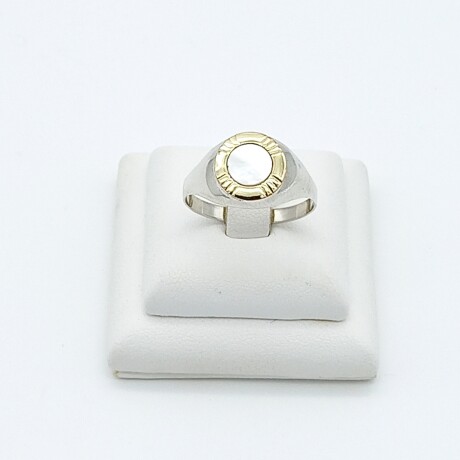 Anillo de plata 925 double en oro 18 ktes y nácar. Anillo de plata 925 double en oro 18 ktes y nácar.